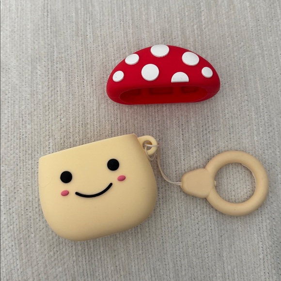 Silicone mushroom airpods case - Picture 3 of 3